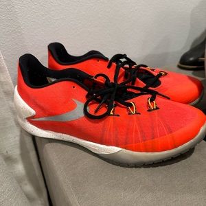 Men’s basketball shoes